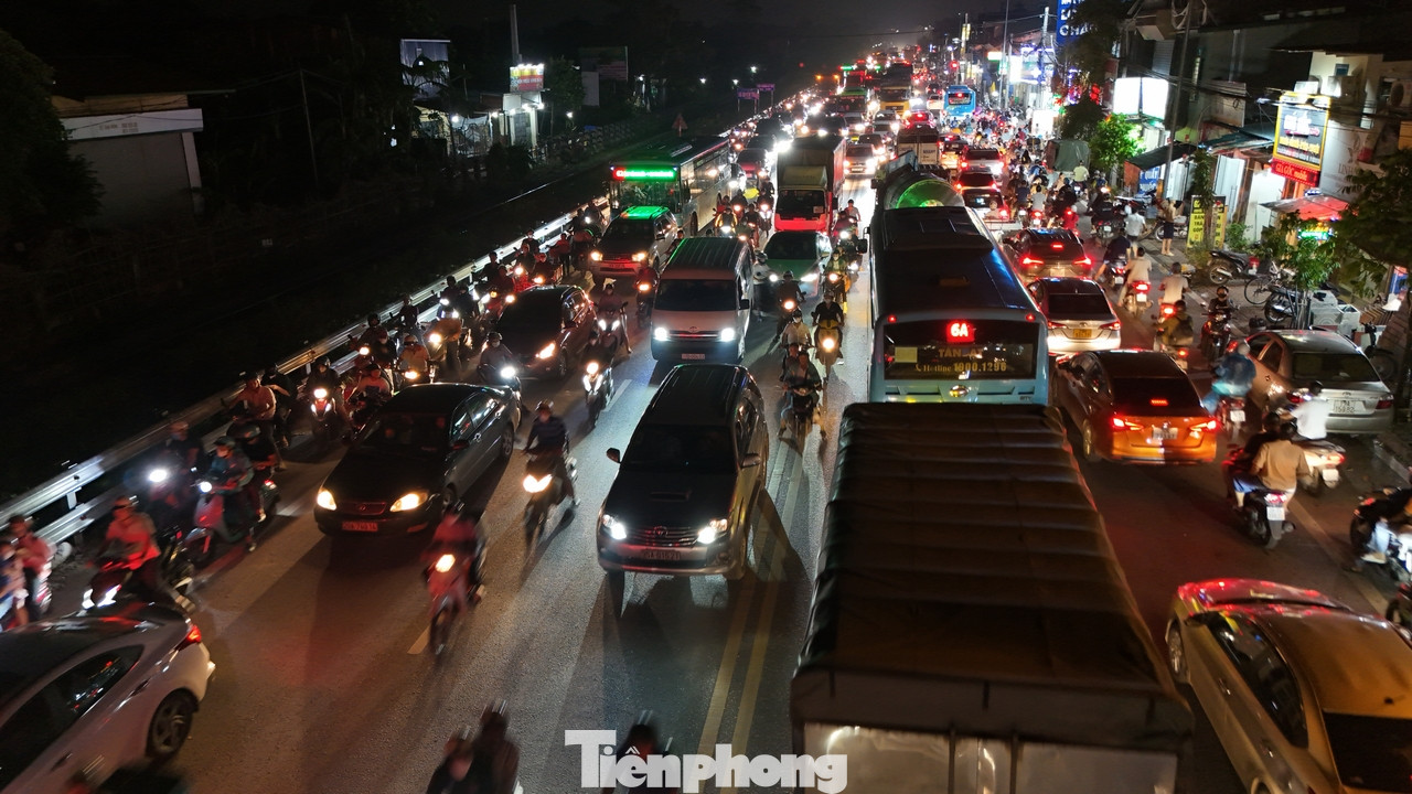 Thời điểm 19 giờ, trên đường vẫn chật kín phương tiện.
