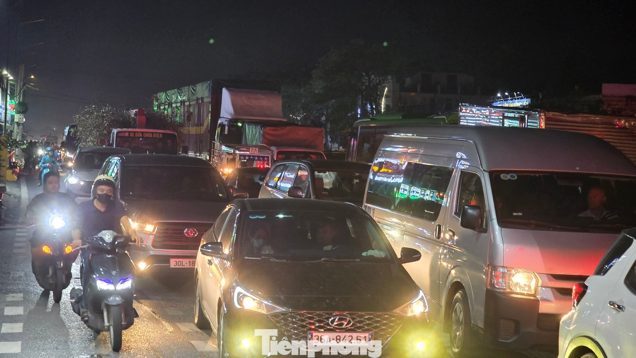 Ngoài một số cung đường vẫn ngập úng sau cơn bão số 3 kèm với nay là cuối tuần nên phương tiện đi qua đường Quán Gánh (huyện Thường Tín) tăng đột biến.