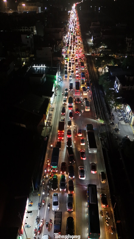 Cả hai chiều đường, ô tô dàn hàng 6 hàng 7. Các phương tiện nhích từng chút trên đường.