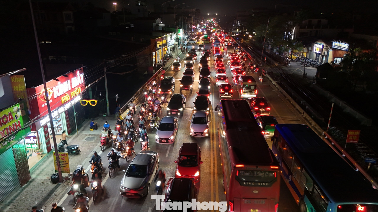 Đường Quán Gánh (khu vực thuộc địa phận xã Duyên Thái, huyện Thường Tín, TP Hà Nội) giao thông tắc cứng, kéo dài hàng km thời điểm cuối giờ chiều ngày hôm nay (14/9).