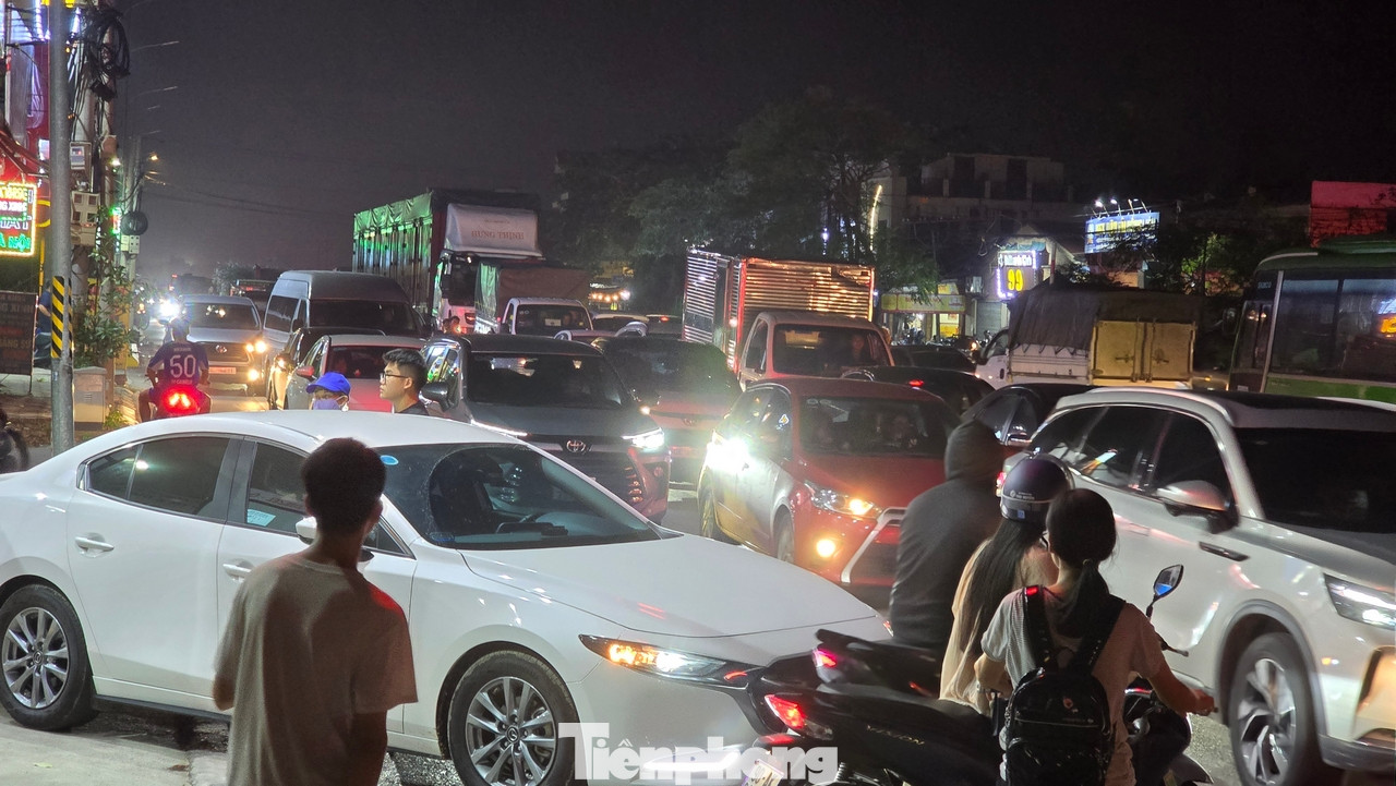 Ngoài một số cung đường vẫn ngập úng sau cơn bão số 3 kèm với nay là cuối tuần nên phương tiện đi qua đường Quán Gánh (huyện Thường Tín) tăng đột biến.