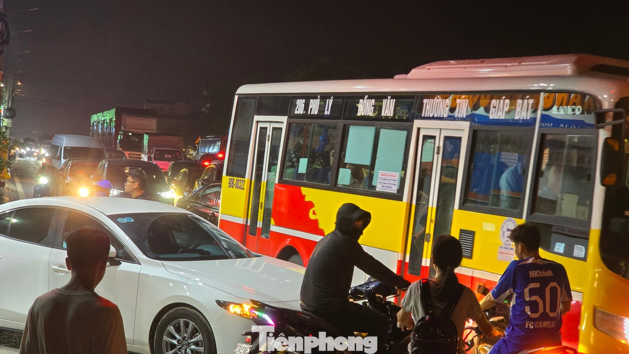 Nguyên nhân ban đầu được biết do cao tốc Pháp Vân - Cầu Giẽ vẫn có đoạn ngập úng nên các xe đã chuyển hướng đi vào đường QL1A cũ.