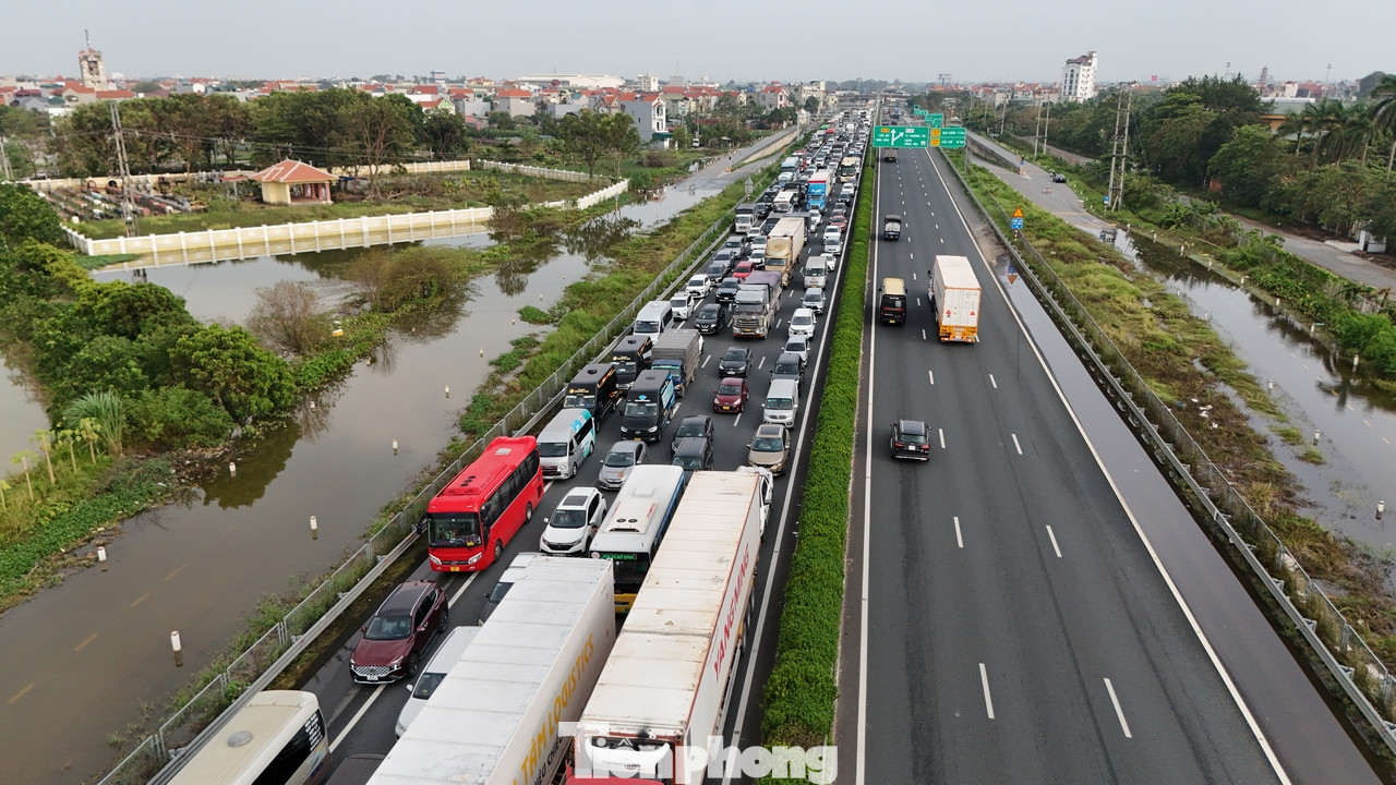 Hàng dài phương tiện nối đuôi nhau hướng về phía Hà Nội nhìn không có đoạn kết thúc.