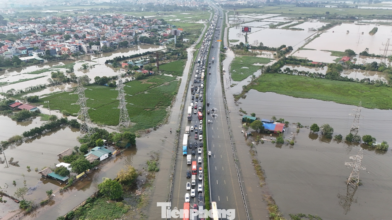 Đoạn cao tốc Pháp Vân - Cầu Giẽ đoạn qua xã Văn Bình (huyện Thường Tín, TP Hà Nội) vẫn ngập úng.