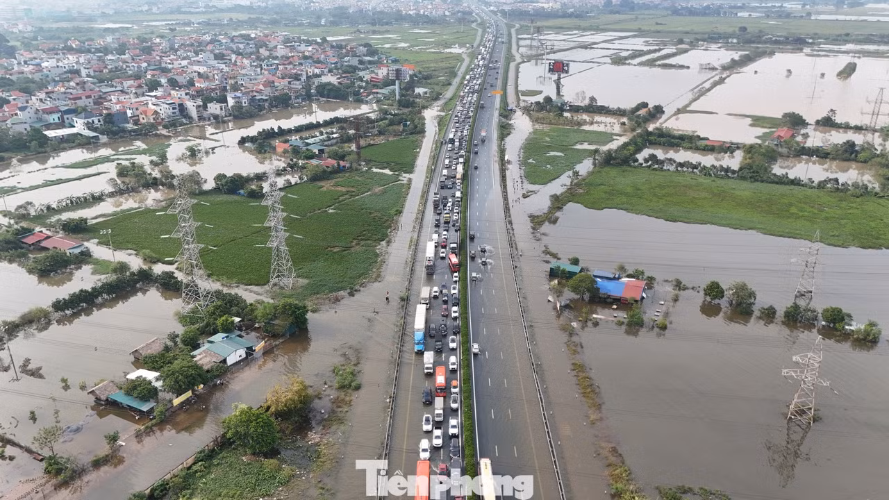 Đoạn cao tốc Pháp Vân - Cầu Giẽ đoạn qua xã Văn Bình (huyện Thường Tín, TP Hà Nội) vẫn ngập úng.