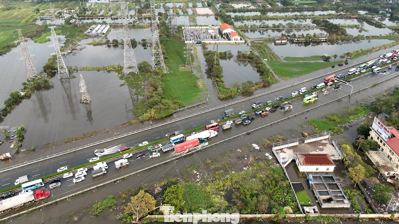 Không gian xung quanh khu vực này vẫn mênh mông nước ngập.