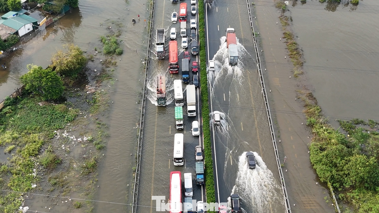 Các phương tiện ùn dài 5km. Đoạn ngập úng kéo dài khoảng 200m, xảy ra ở cả 2 chiều đường trên cao tốc Pháp Vân - Cầu Giẽ. Tại các làn sát đường gom của cao tốc càng ngập sâu hơn so với làn đường sát dải phân cách giữa.