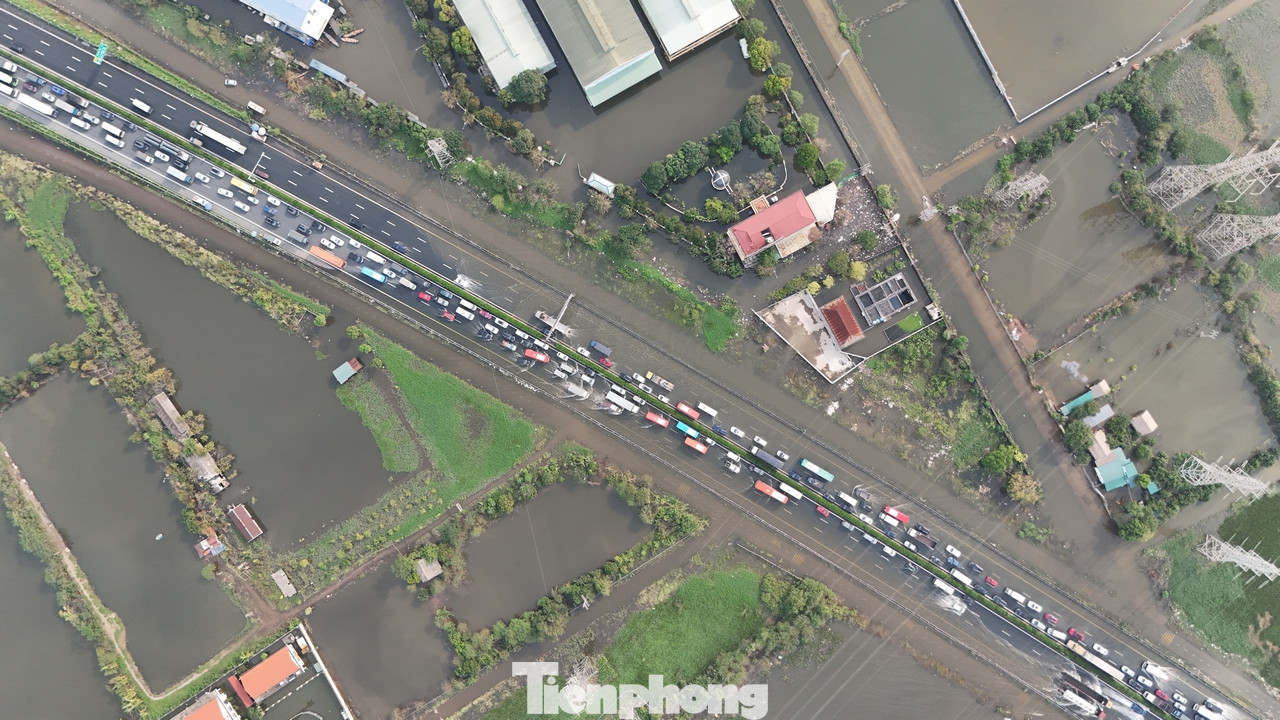 Đặc biệt có một vài đường dân sinh qua đoạn này ngập đến hơn 2 mét.