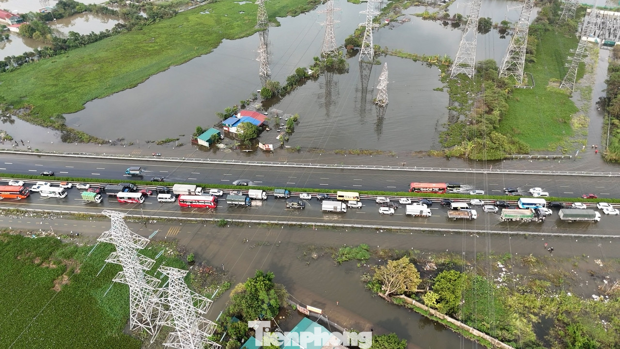Cũng tại đây, đường gom cao tốc ngập khá sâu, dao động từ 50cm - 1m. Chỉ có các loại ô tô tải, xe gầm cao mới có thể lưu thông qua.