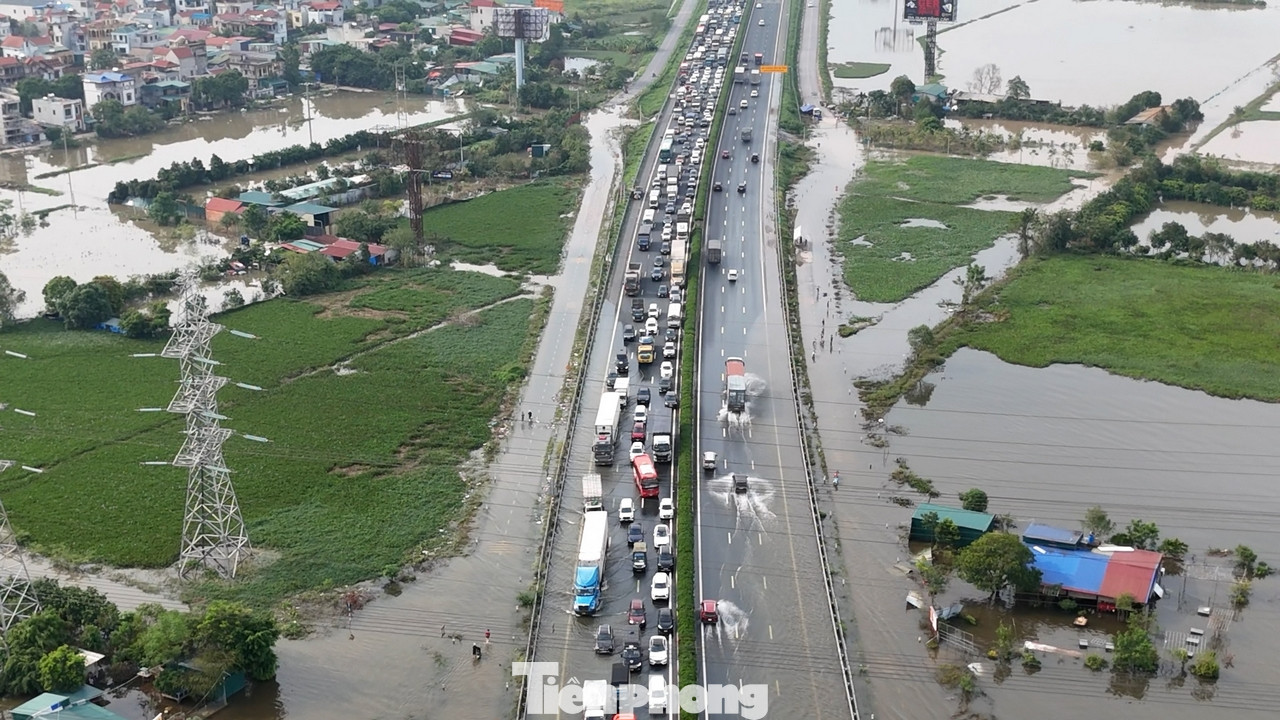 Đường cao tốc Pháp Vân - Cầu Giẽ đã bị ùn cục bộ cả hai chiều. Chiều đường từ Hà Nội đi các tỉnh phía Nam bị ùn khoảng 5km. Ở làn ngược lại về phía trung tâm TP Hà Nội, hàng dài các phương tiện cũng chung cảnh ngộ.