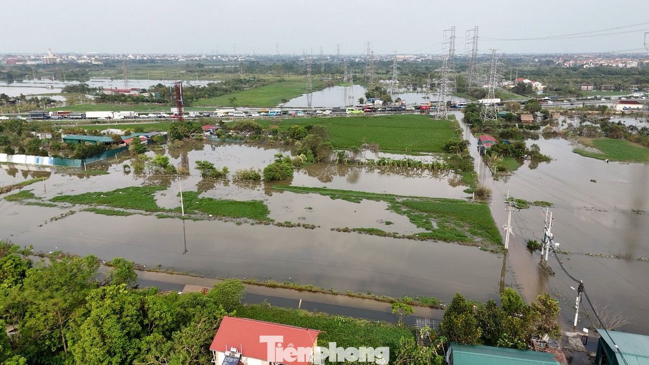 Đến thời điểm 14h30, tình hình ùn tắc có vẻ nghiêm trọng hơn ở làn đường từ Hà Nội đi các tỉnh. Hôm nay là ngày cuối tuần nên nhiều gia đình đã về quê nên việc ngập úng trên cao tốc này ảnh hưởng rất nhiều đến lộ trình di chuyển.