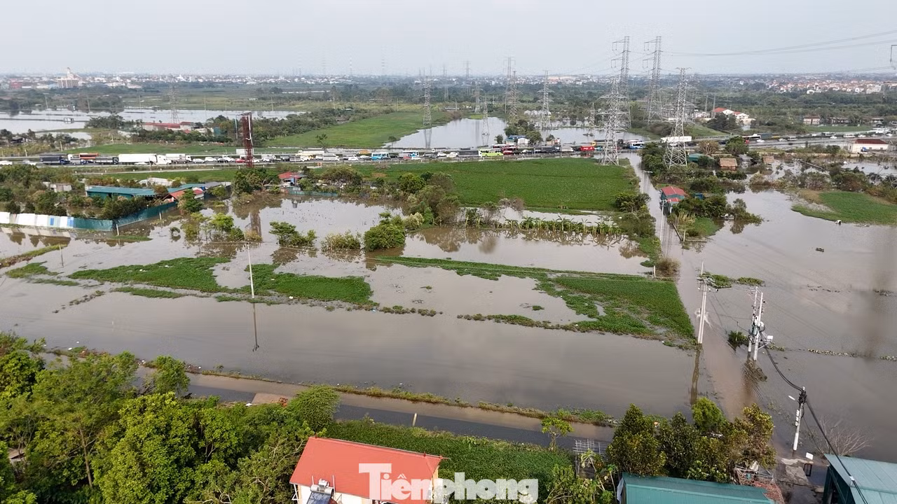 Đến thời điểm 14h30, tình hình ùn tắc có vẻ nghiêm trọng hơn ở làn đường từ Hà Nội đi các tỉnh. Hôm nay là ngày cuối tuần nên nhiều gia đình đã về quê nên việc ngập úng trên cao tốc này ảnh hưởng rất nhiều đến lộ trình di chuyển.