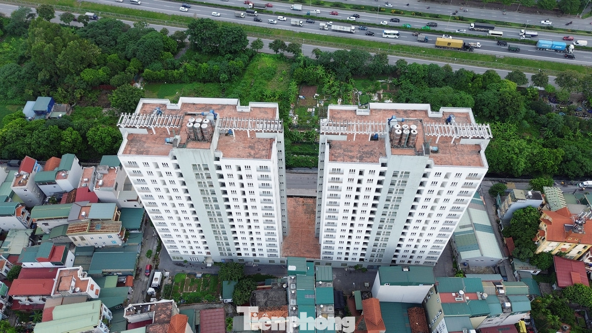 Mỗi tòa cao 15 tầng nằm ngay sát bên trục đường vành đai 3 nhưng lại được xây dựng trên khu đất rất hẹp, không có tiện ích đi kèm.