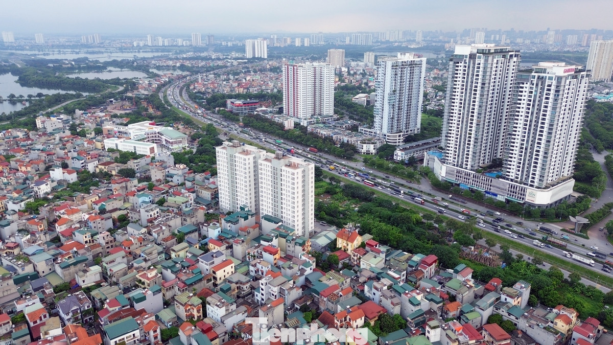 Trên đường Khuyến Lương (phường Trần Phú, quận Hoàng Mai, TP Hà Nội), đã nhiều năm nay, người dân xung quanh quen với việc hai tòa nhà chung cư tái định cư không có người ở.