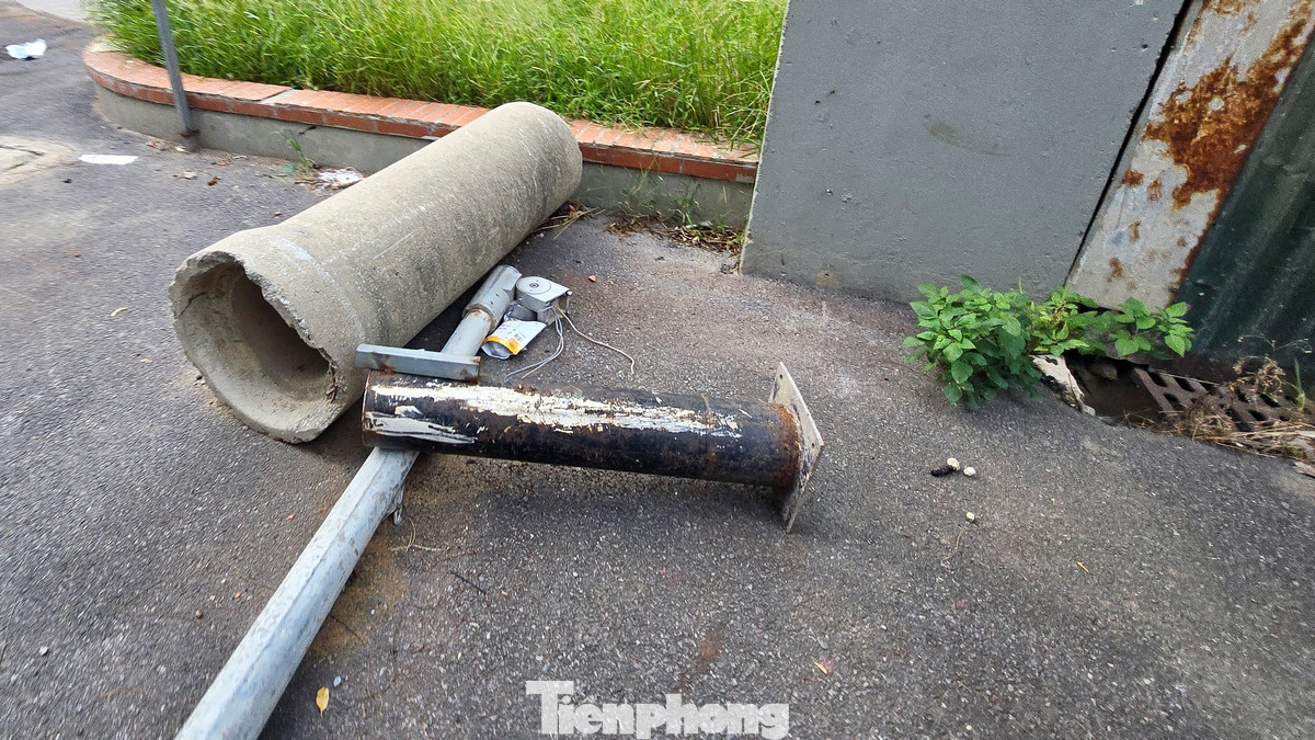 Hình ảnh mất mỹ quan và an toàn cho trẻ nhỏ, người già khi qua đây vui chơi, tập thể dục.