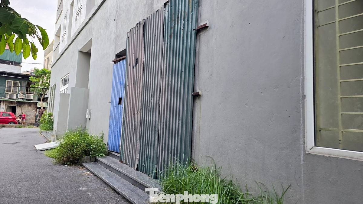 Sảnh tòa nhà cũng như một số hạng mục kỹ thuật phụ trợ sau nhiều năm bắt đầu có hiện tượng hoang hóa.