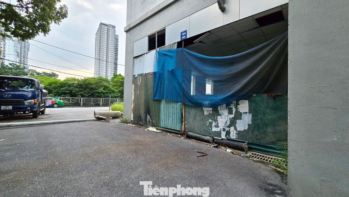 Hiện trạng cảnh quan xung quanh tòa nhà đang trong tình trạng xuống cấp, lối xuống tầng hầm được bịt tôn nhếch nhác.