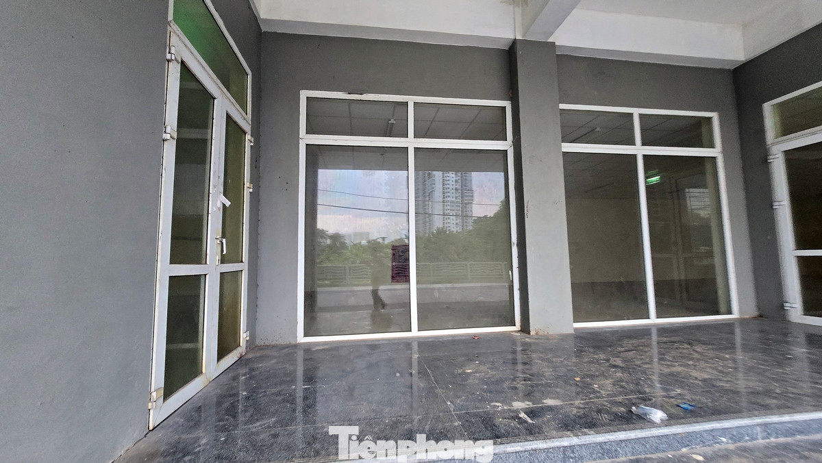 Sảnh tòa nhà cũng như một số hạng mục kỹ thuật phụ trợ sau nhiều năm bắt đầu có hiện tượng hoang hóa.