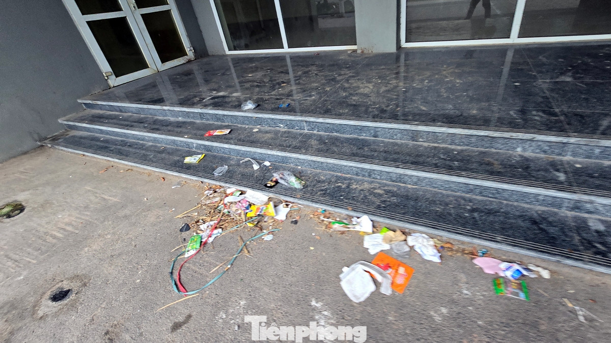 Sảnh tòa nhà cũng như một số hạng mục kỹ thuật phụ trợ sau nhiều năm bắt đầu có hiện tượng hoang hóa.