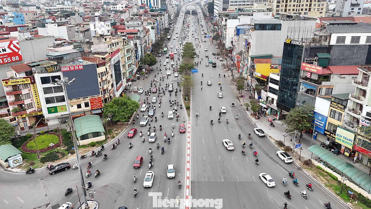 Đường Tây Sơn - Nguyễn Trãi - Láng - Trường Chinh được phóng viên Báo Tiền Phong ghi lại lúc 7 giờ 40 phút sáng 6 Tết Giáp Thìn.