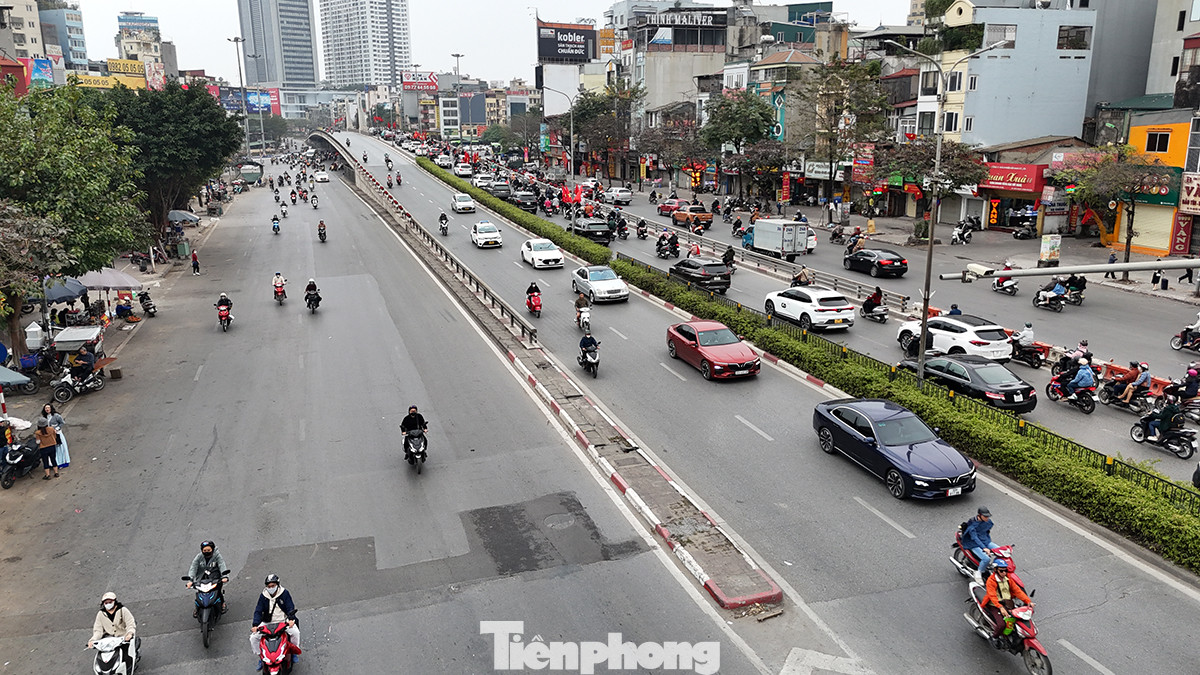 Đường Tây Sơn - Nguyễn Trãi - Láng - Trường Chinh được phóng viên Báo Tiền Phong ghi lại lúc 7 giờ 40 phút sáng 6 Tết Giáp Thìn.