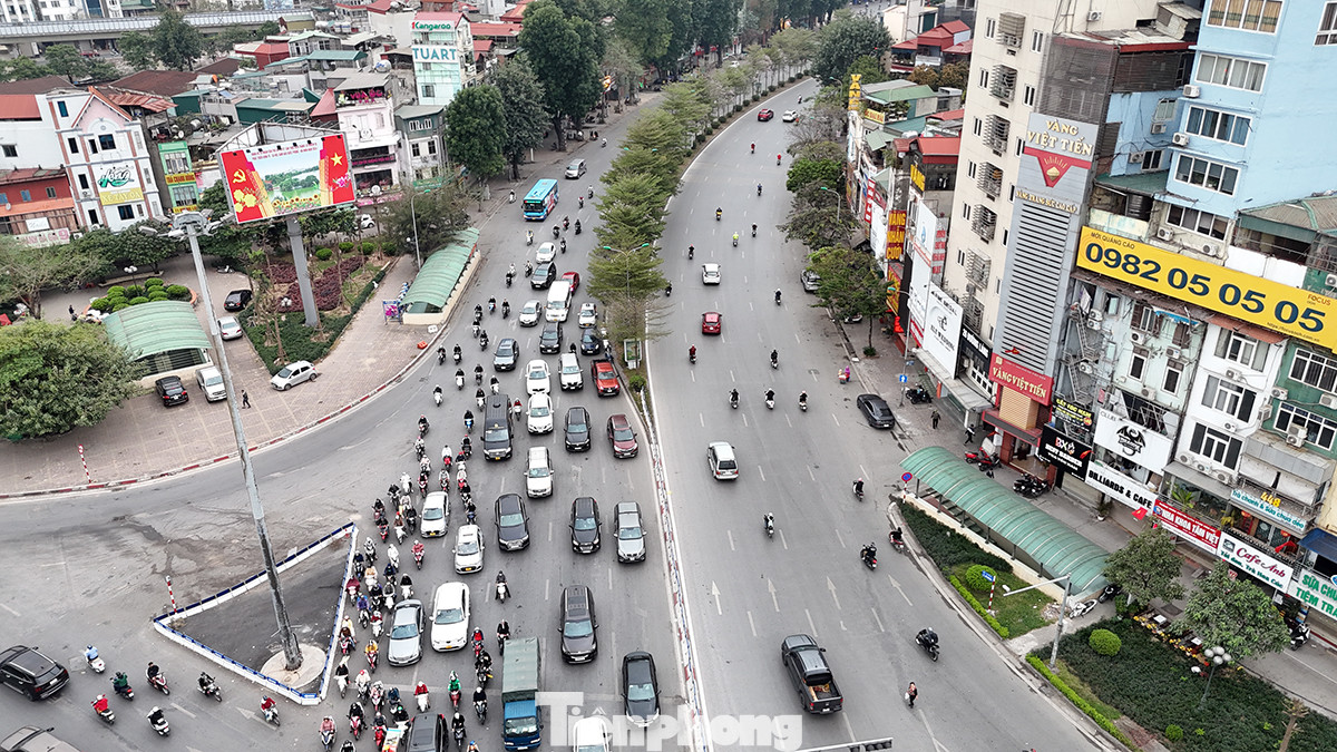 Đường Tây Sơn - Nguyễn Trãi - Láng - Trường Chinh được phóng viên Báo Tiền Phong ghi lại lúc 7 giờ 40 phút sáng 6 Tết Giáp Thìn.