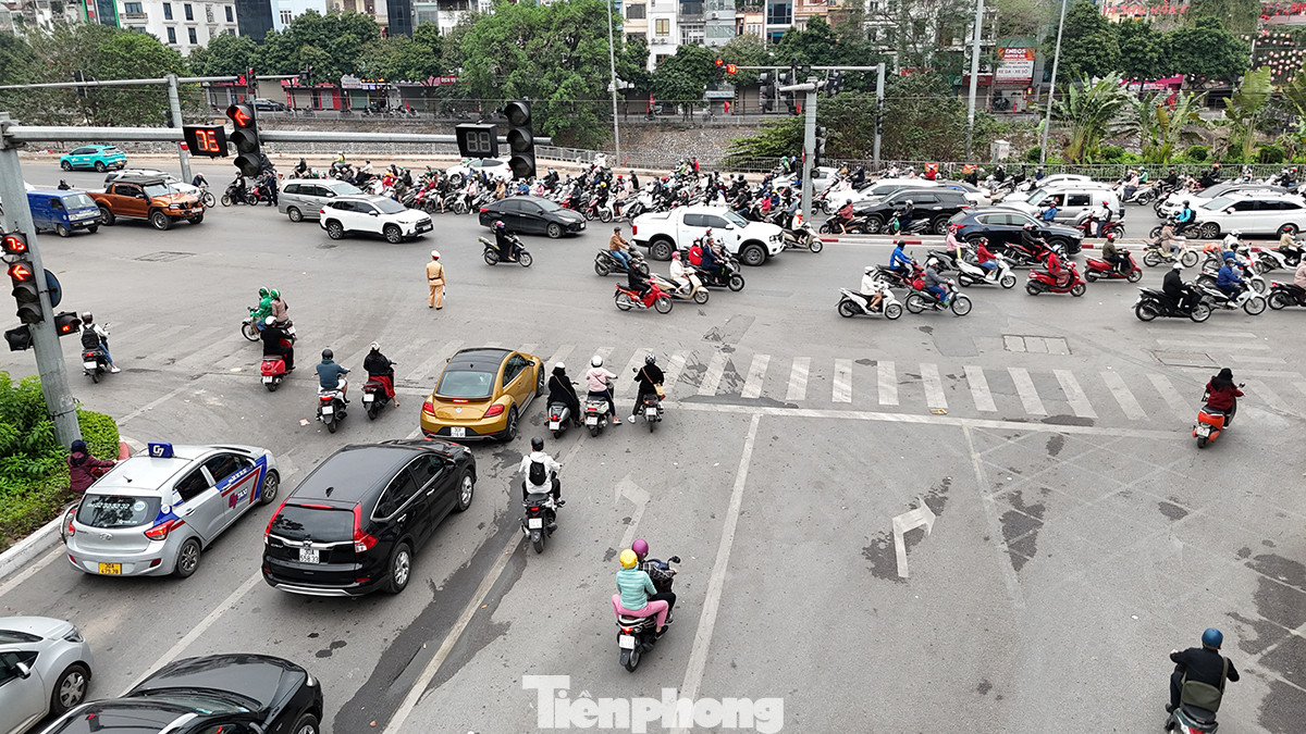 Nút giao "điểm đen giao thông", đường Láng - Yên Lãng không xảy ra tình trạng ùn ứ như mọi ngày.