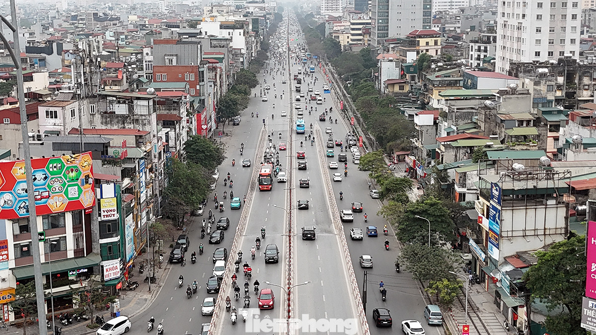 Đường Giải Phóng nhìn từ 2 hướng và đường Vành đai 2 trên cao.