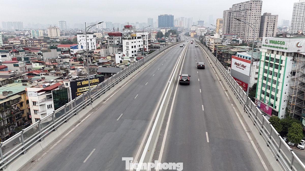 Đường Giải Phóng nhìn từ 2 hướng và đường Vành đai 2 trên cao.