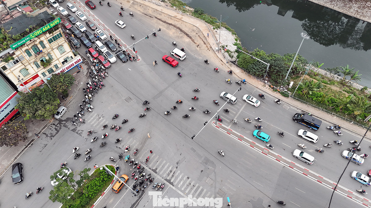 Nút giao "điểm đen giao thông", đường Láng - Yên Lãng không xảy ra tình trạng ùn ứ như mọi ngày.