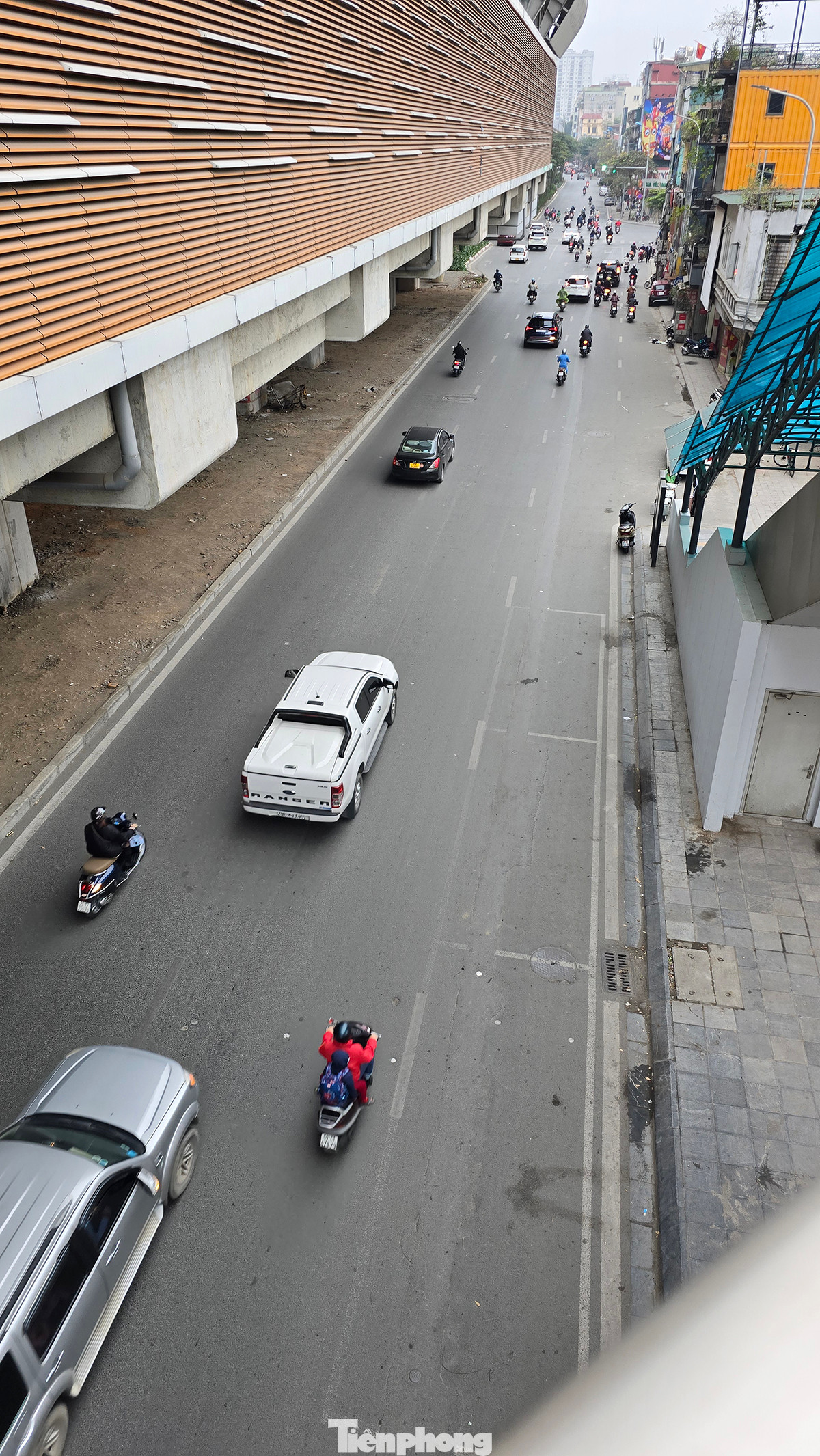 Tuyến đường Hoàng Cầu giao với Thái Hà thoáng đãng cả hai chiều đường vào thời điểm 7h30.