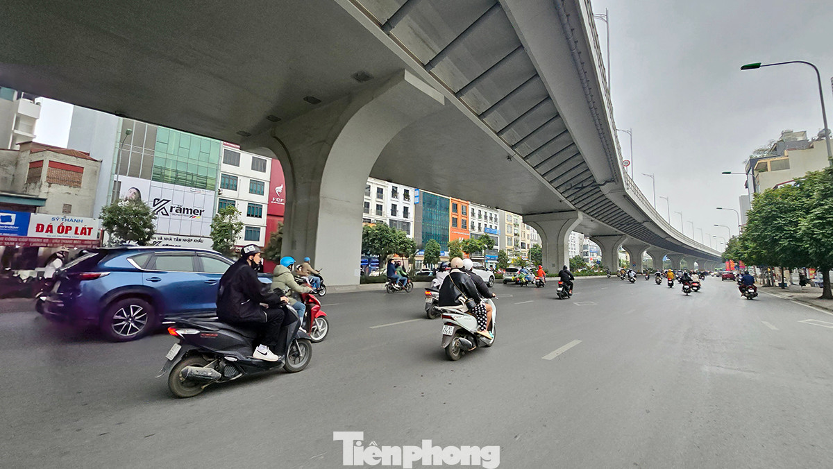 Đường Trường Chinh hướng đi Ngã Tư Vọng có lượng phương tiện tham gia giao thông thưa thớt.