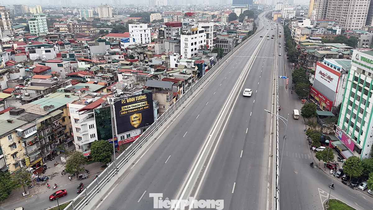 Sáng nay 15/2 (tức mùng 6 Tết Giáp Thìn) - ngày đầu tiên người dân đi làm trở lại và học sinh bắt đầu đến trường.