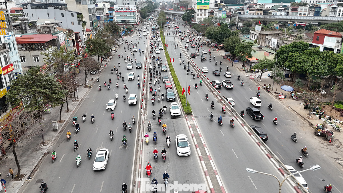Đường Tây Sơn - Nguyễn Trãi - Láng - Trường Chinh được phóng viên Báo Tiền Phong ghi lại lúc 7 giờ 40 phút sáng 6 Tết Giáp Thìn.