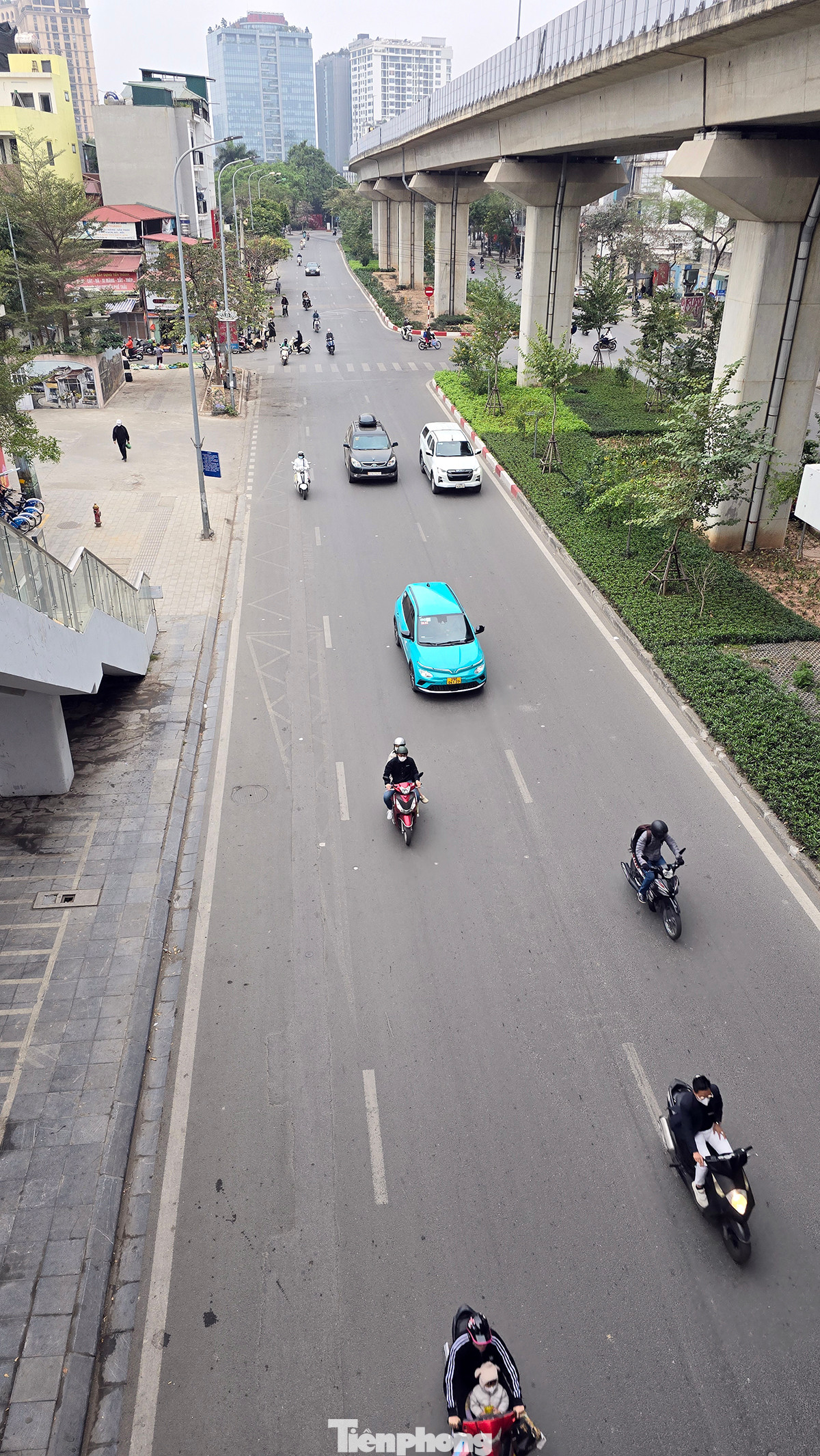 Tuyến đường Hoàng Cầu giao với Thái Hà thoáng đãng cả hai chiều đường vào thời điểm 7h30.