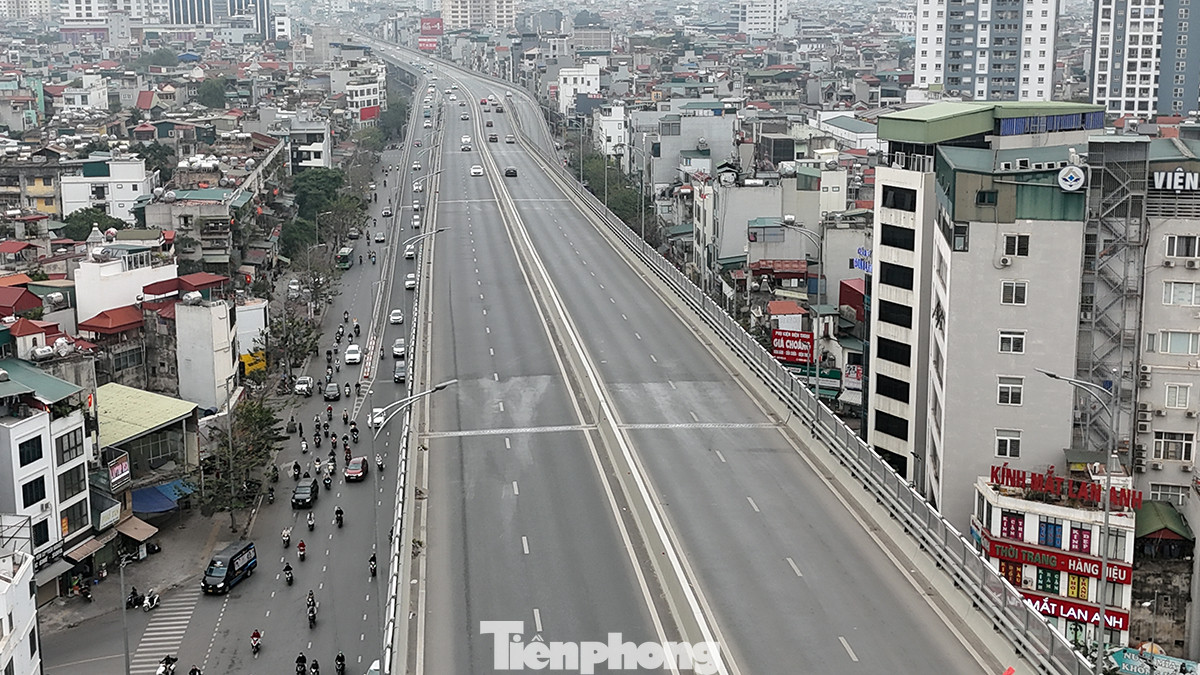 Đường Giải Phóng nhìn từ 2 hướng và đường Vành đai 2 trên cao.