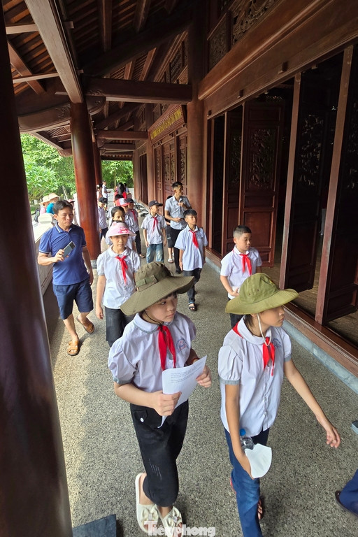 Các em học sinh lễ báo công với Bác sau một năm học.