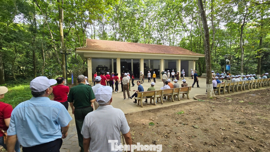 Du khách thăm quan khu vực lưu giữ những chiếc xe đặc biệt đã từng chở thi hài Bác từ Hà Nội lên K9 - Đá Chông và ngược lại trong những năm đất nước còn đang trong thời kỳ chiến tranh.
