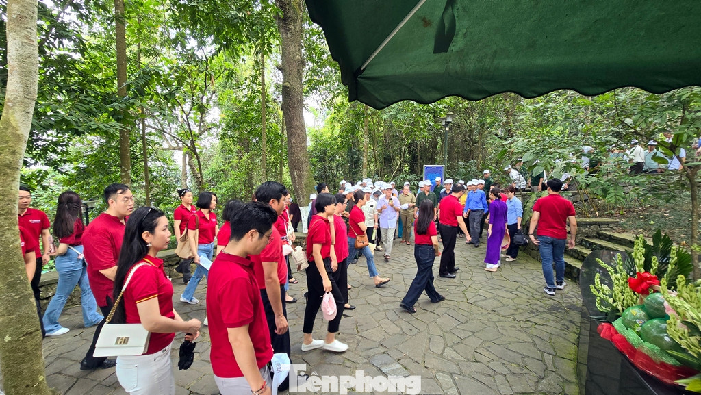 Nhiều đoàn đại biểu chọn ngày hôm nay để thăm quan và sinh hoạt chuyên đề về việc "học tập và làm theo tấm gương đạo đức Hồ Chí Minh".