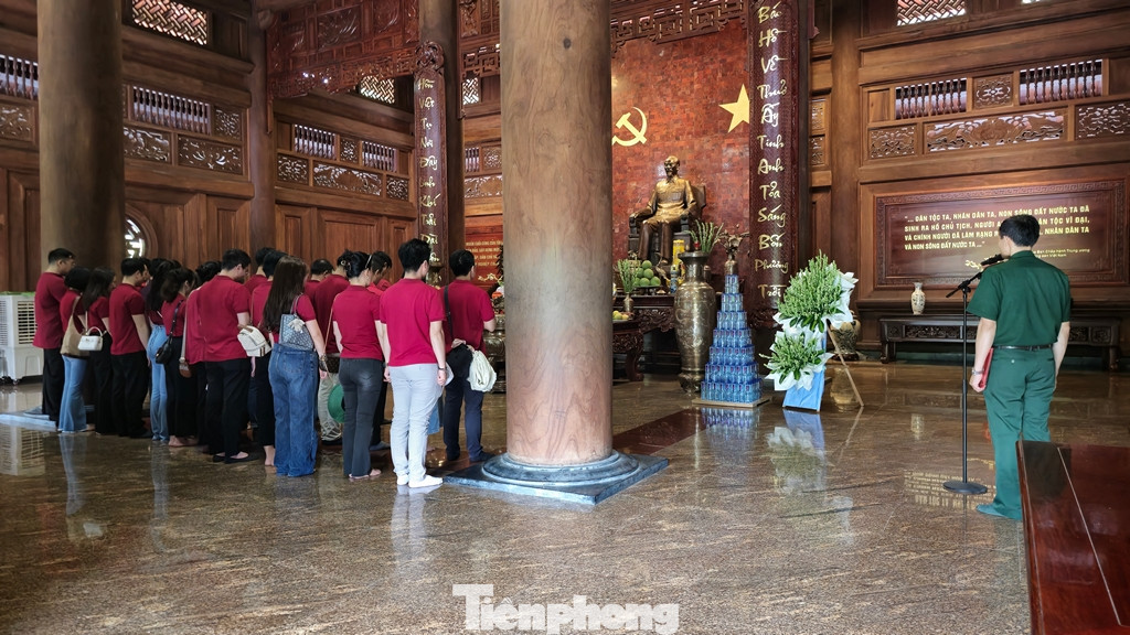 Hôm nay là ngày cuối tuần trùng với ngày sinh nhật lần thứ 134 năm của Người, rất đông đảo người dân ở khắp nơi trở về đây để dâng hương, dâng hoa tưởng nhớ đến Bác.