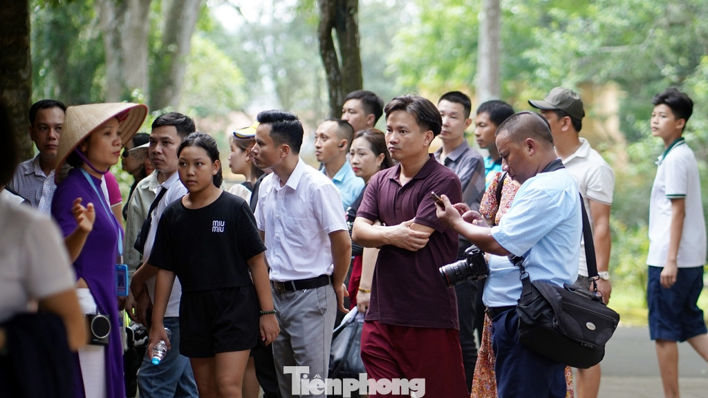 Du khách nghe thuyết minh, tìm hiểu về nơi đã từng gìn giữ thi hài của Người tuyệt đối an toàn từ năm 1969 đến năm 1975.