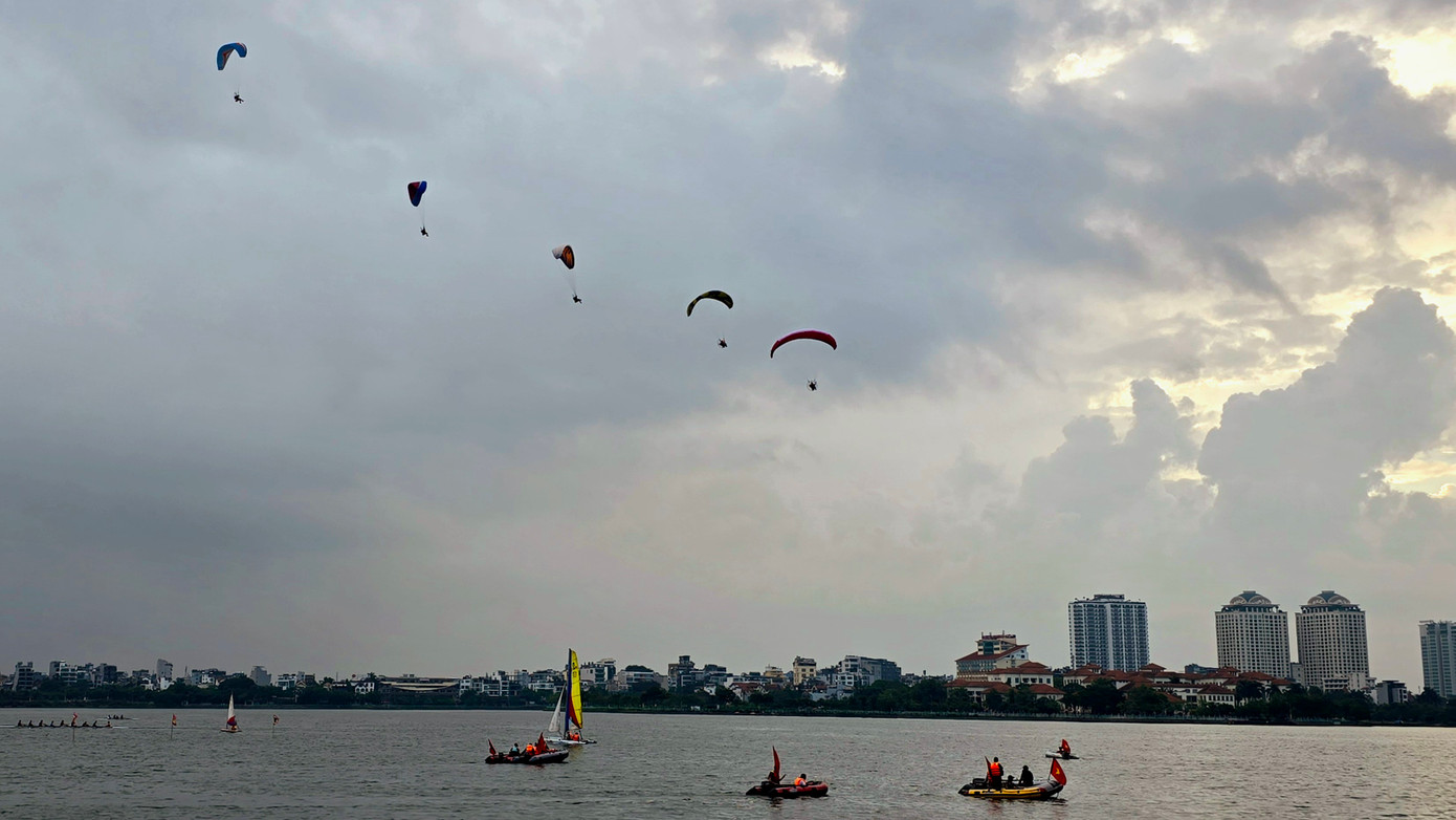 Sáng nay, tại khu vực vườn hoa Lạc Long Quân, quận Tây Hồ, ngày hội đạp xe "Hành trình xanh - Sắc sen Tây Hồ cùng màn trình diễn dù lượn và ván lướt sóng động cơ " diễn ra trong khuôn khổ Lễ hội Sen Hà Nội.