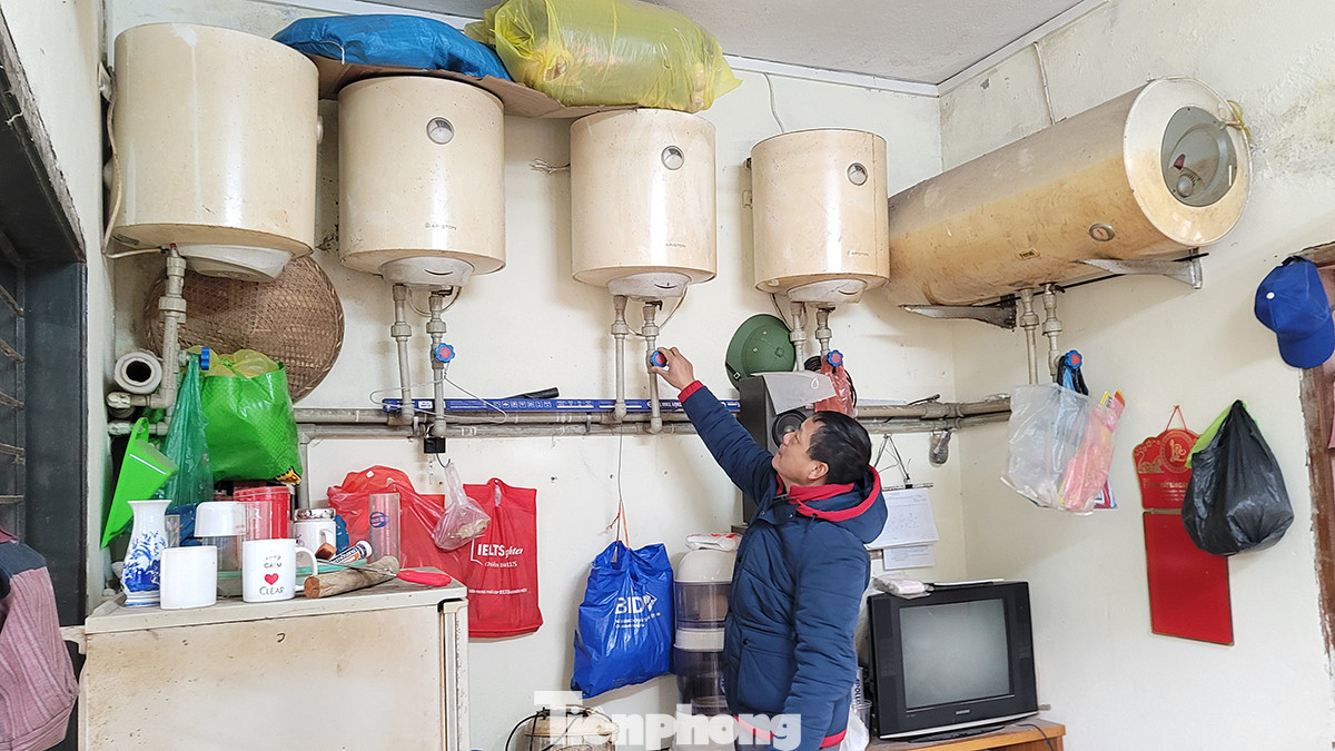 Tại khu vực chăm sóc hà mã, hệ thống 5 bình đun nước nóng cỡ lớn với tổng dung tích 400 lít luôn sẵn sàng cấp nước ấm cho bể đầm khi nhiệt độ ngoài trời xuống dưới 17 độ C.