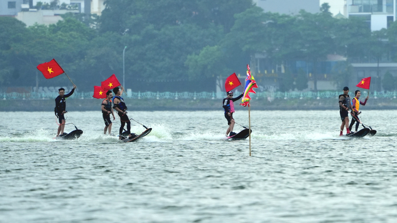 Sóng nước Hồ Tây cùng tiếng động cơ gầm rú tạo nên một không khí Lễ hội vô cùng sôi động được tổ chức đúng dịp cuối tuần.