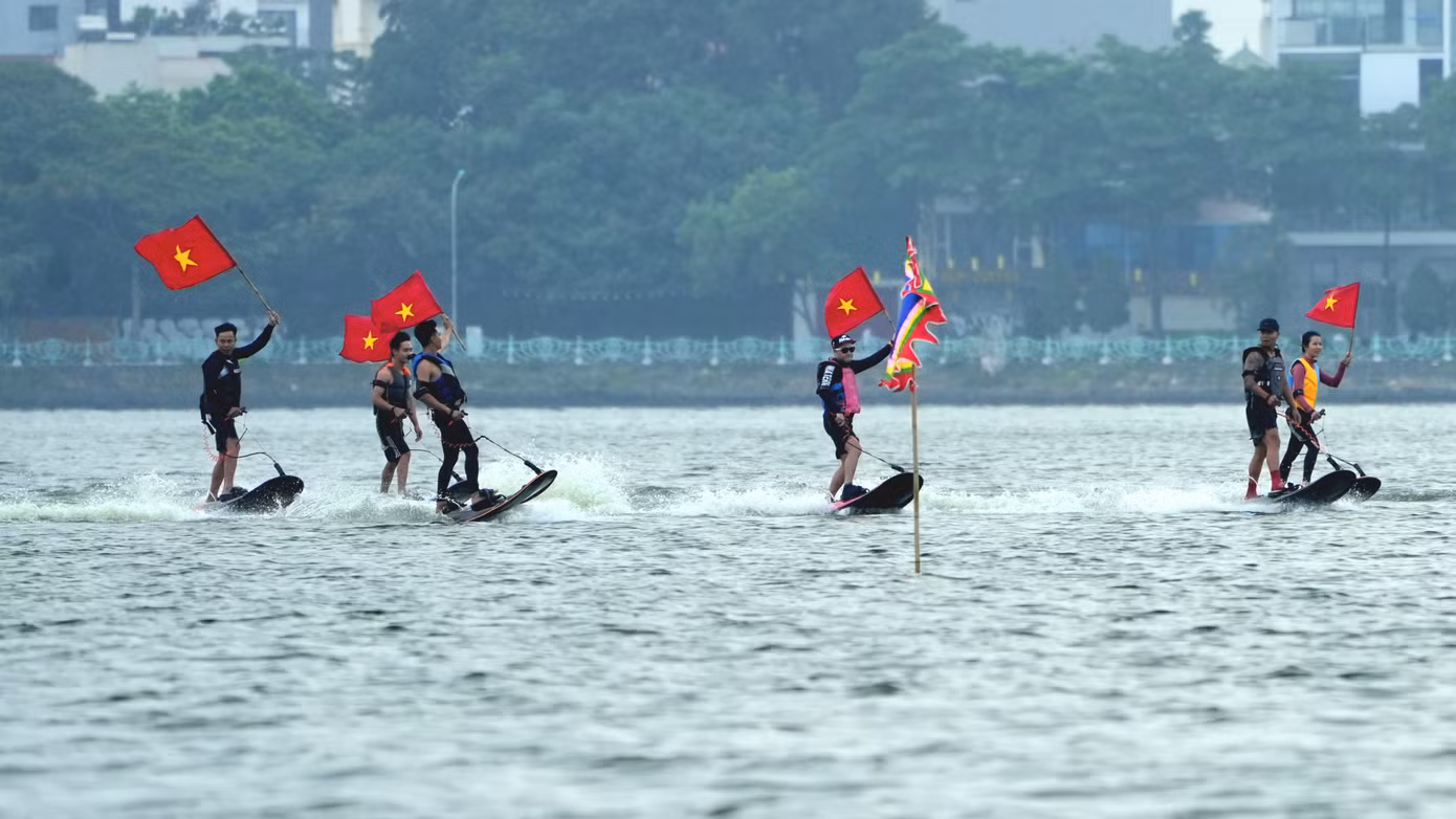 Sóng nước Hồ Tây cùng tiếng động cơ gầm rú tạo nên một không khí Lễ hội vô cùng sôi động được tổ chức đúng dịp cuối tuần.