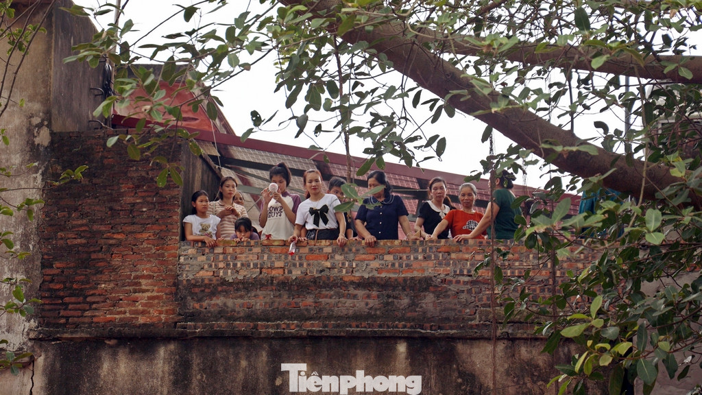 Nhiều người sợ bùn bắn và muốn để có góc nhìn tốt đã leo lên ban công những nhà dân gần đó hoặc trèo lên cây để quan sát.