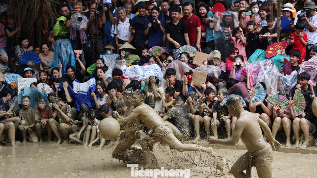 Hội vật cầu được tổ chức trên sân chính của đền thờ thánh Tam Giang (xóm 4, thôn Yên Viên) rộng khoảng 200 m2, mặt sân được tạo bùn nhão, ở hai đầu sân có hai hố để đẩy cầu xuống, mỗi lần đẩy được cầu xuống hố là kết thúc một hiệp