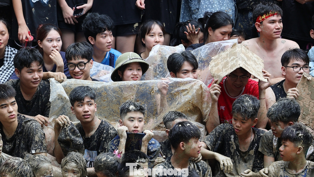 Dù lễ hội trùng vào một ngày cuối tuần và hai ngày đầu tuần, song vẫn thu hút hàng nghìn người từ khắp nơi và nhân dân địa phương đến cổ vũ.
