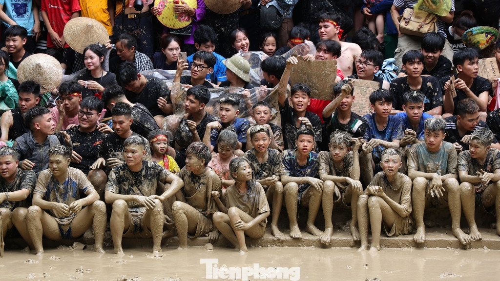 Dù lễ hội trùng vào một ngày cuối tuần và hai ngày đầu tuần, song vẫn thu hút hàng nghìn người từ khắp nơi và nhân dân địa phương đến cổ vũ.