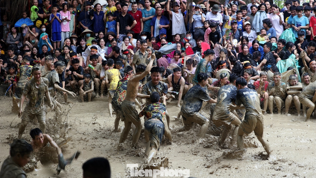Trận đấu kịch tính, giằng co quyết liệt giữa hai đội khiến bùn nước bắn tung tóe, khiến khán giả ngồi xung quanh không tránh khỏi cảnh "tắm bùn" kín người